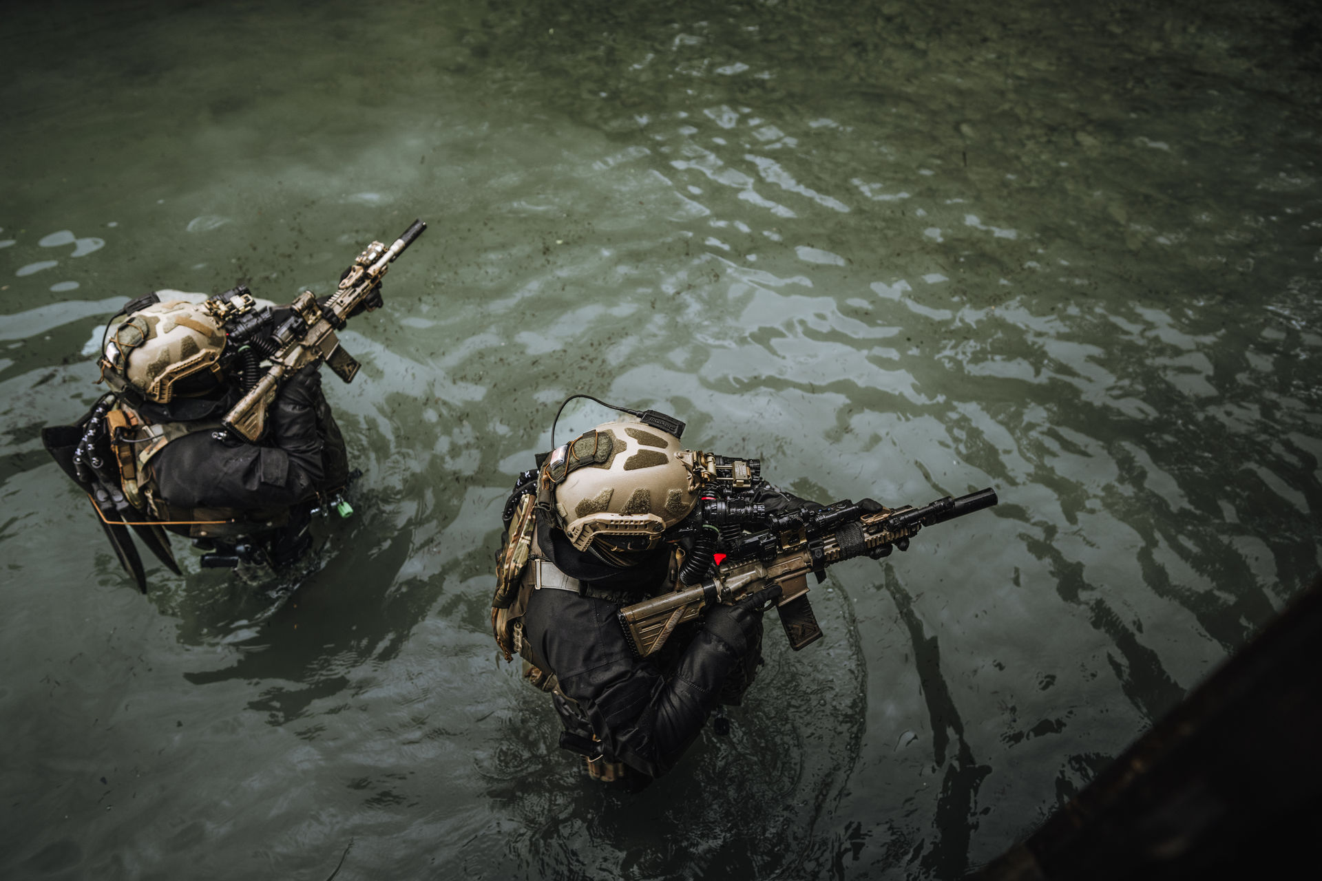 Closed-circuit operators in the water